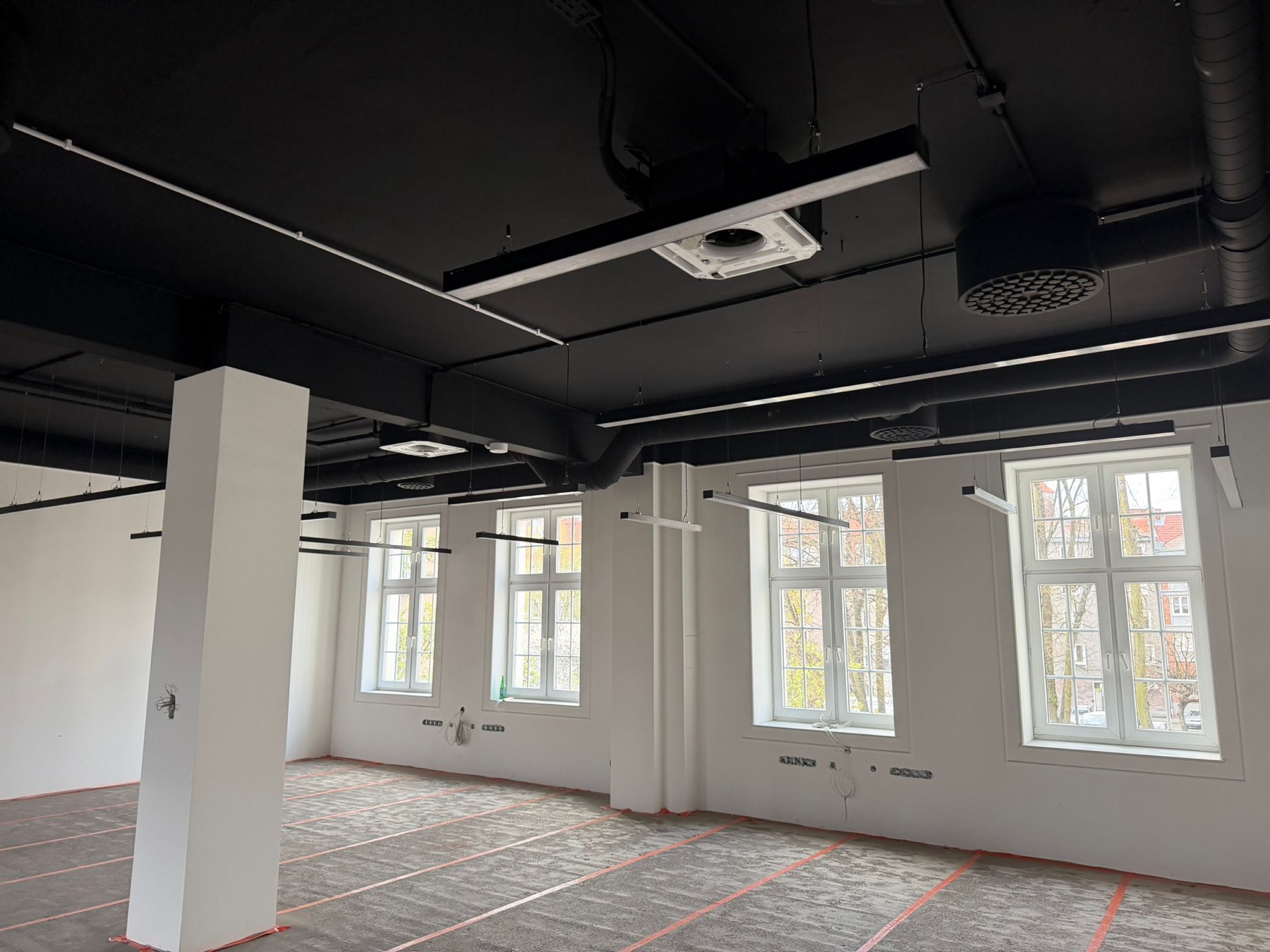 Instalacja oświetlenia LED w lokalu biurowym